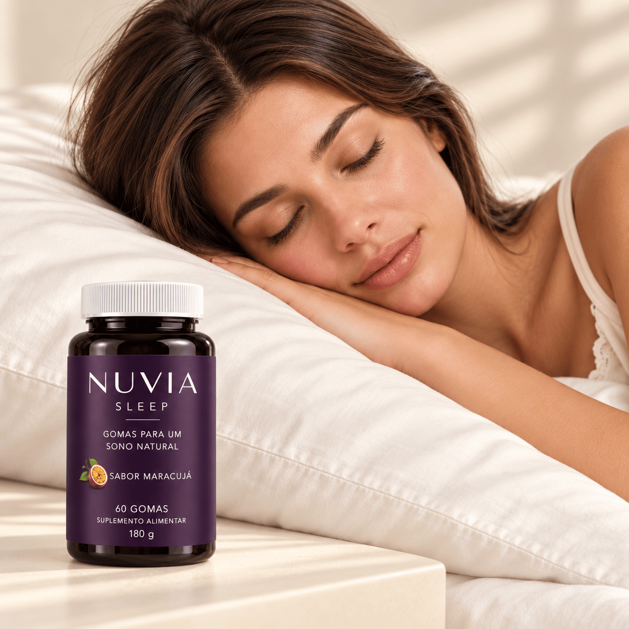 Mulher a dormir com o frasco Nuvia Sleep na mesa de cabeceira